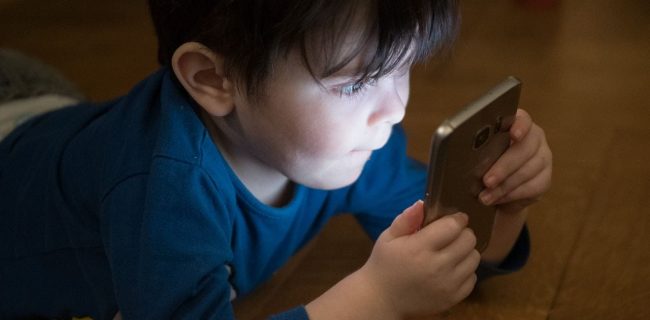 زمان استفاده کودک از تلفن همراه چقدر است؟ زمان استفاده کودک از تلفن همراه چقدر است؟