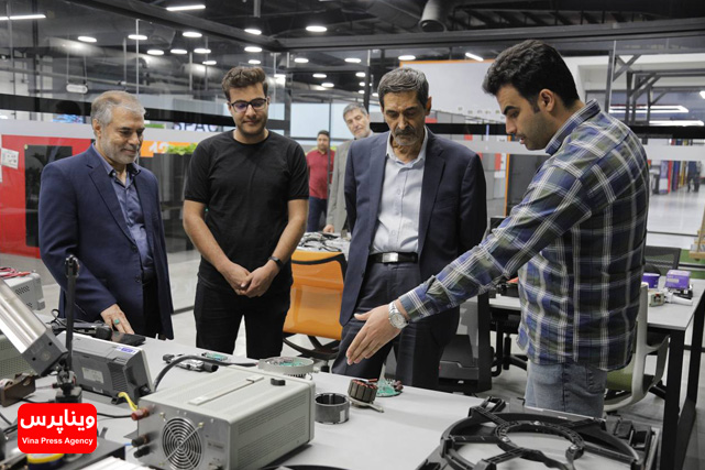 خودرو خودران منوچهر منطقی بازدید از کارخانه نوآوری آمپر