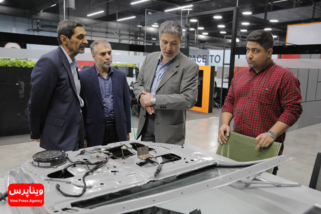 خودرو خودران منوچهر منطقی بازدید از کارخانه نوآوری آمپر