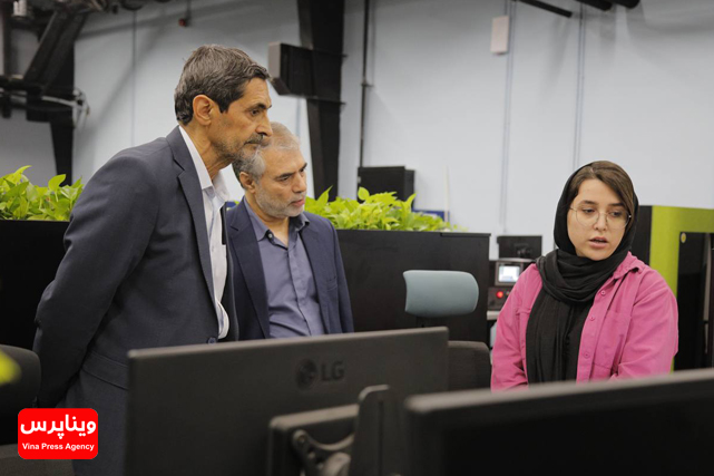 خودرو خودران منوچهر منطقی بازدید از کارخانه نوآوری آمپر