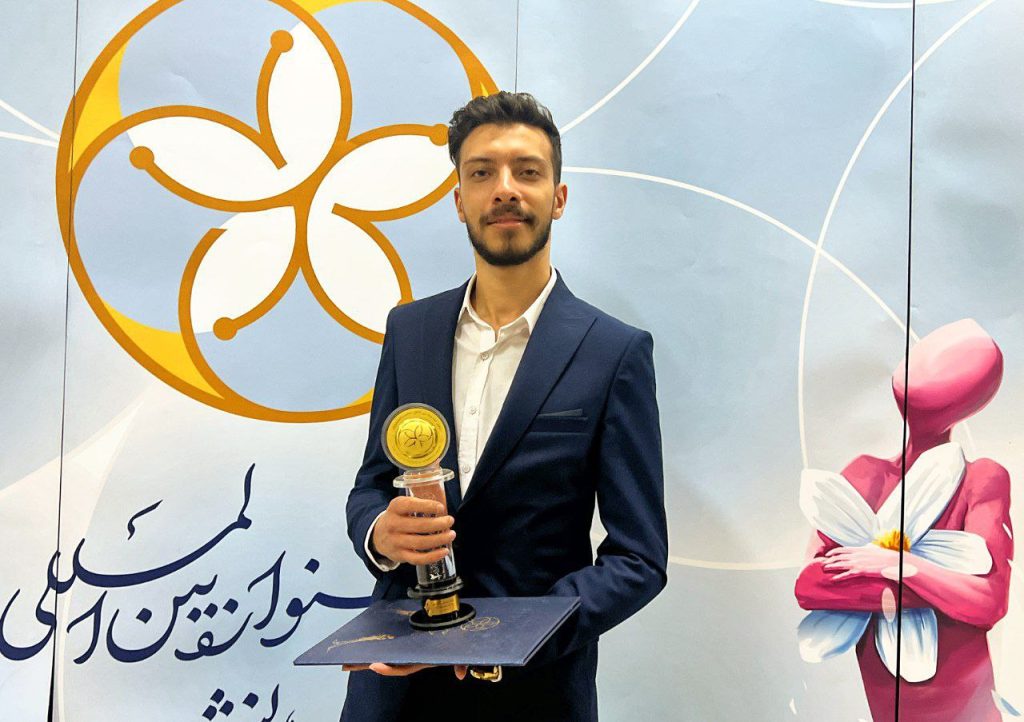 کارگردان بیسو محمدحسین دماوندی است. او در جشنواره سلامت دانشجویان تندیس زرین را کسب کرد.